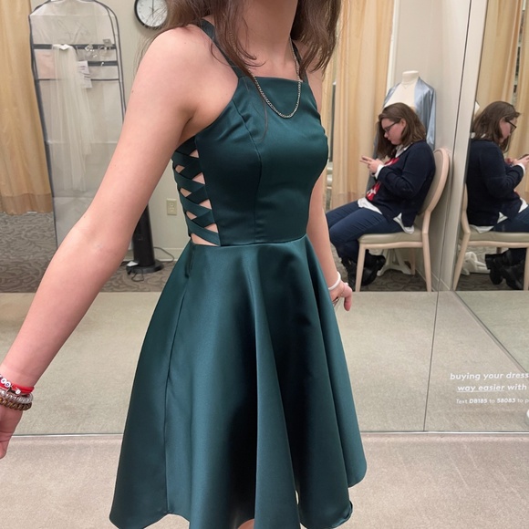 Short formal dress with pockets - Picture 1 of 3